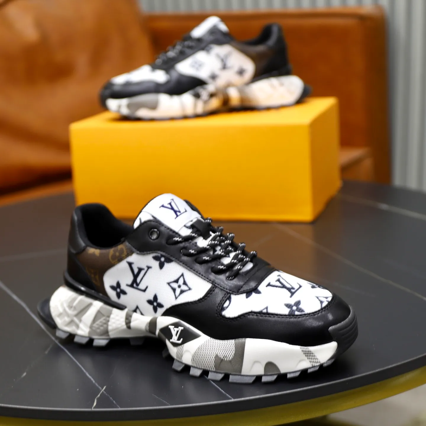 Ex-factory price: 462💰🙅‍♂️🙅‍♂️🙅‍♂️ Brand: LV Louis Vuitton Standard code: 38-44 (45 customized) Grade: Same as the official website Material: Original material spliced with brand cloth Comfortable and breathable lining Lightweight and wear-resistant sports outsole Style category: Men's fashionable casual shoes Running sneakers Distinguished luxury brand elements Top luxury Color: actual picture color